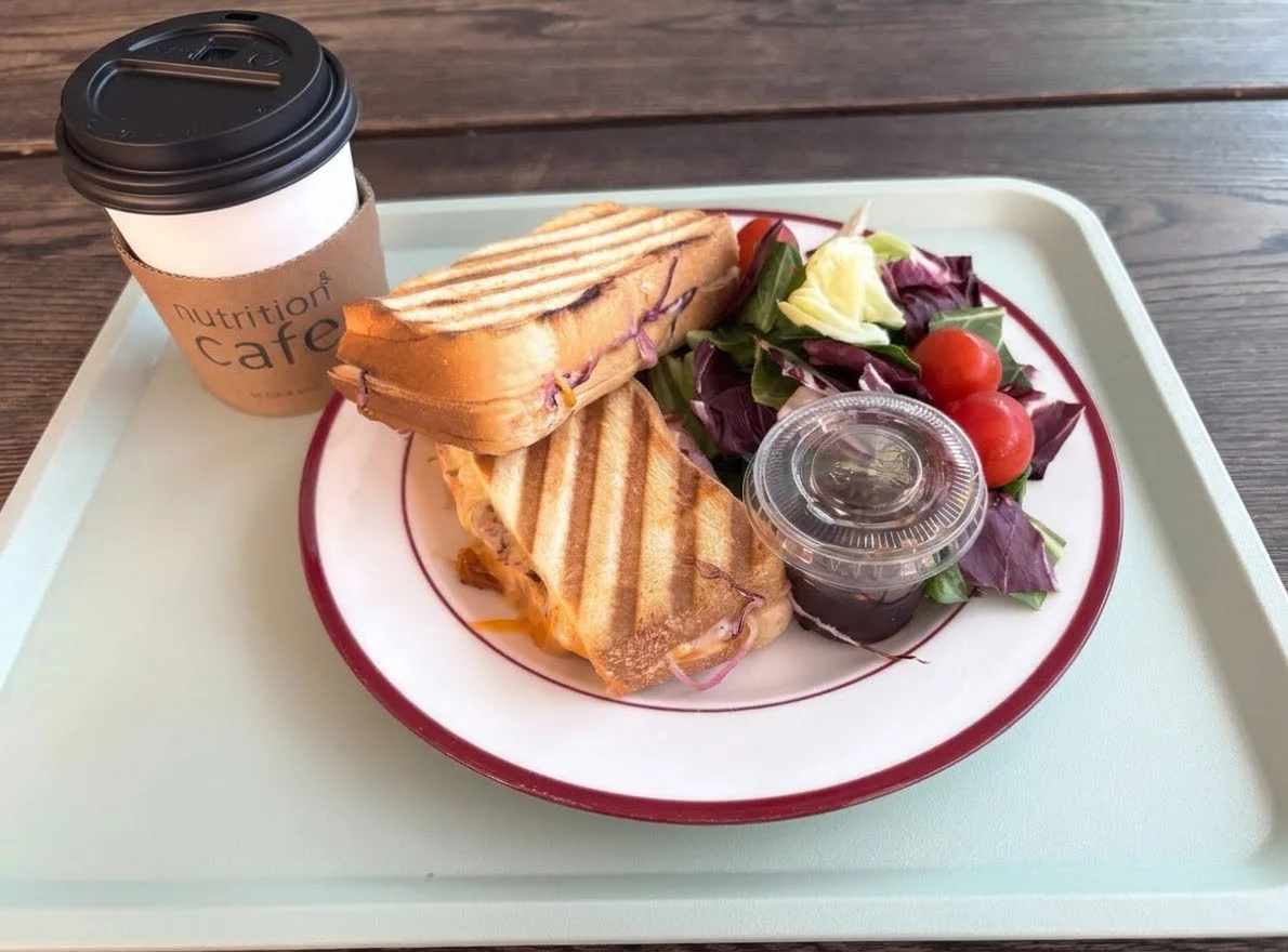 Club K Seoulのカフェの朝ごはん、ホットサンドとサラダとコーヒー